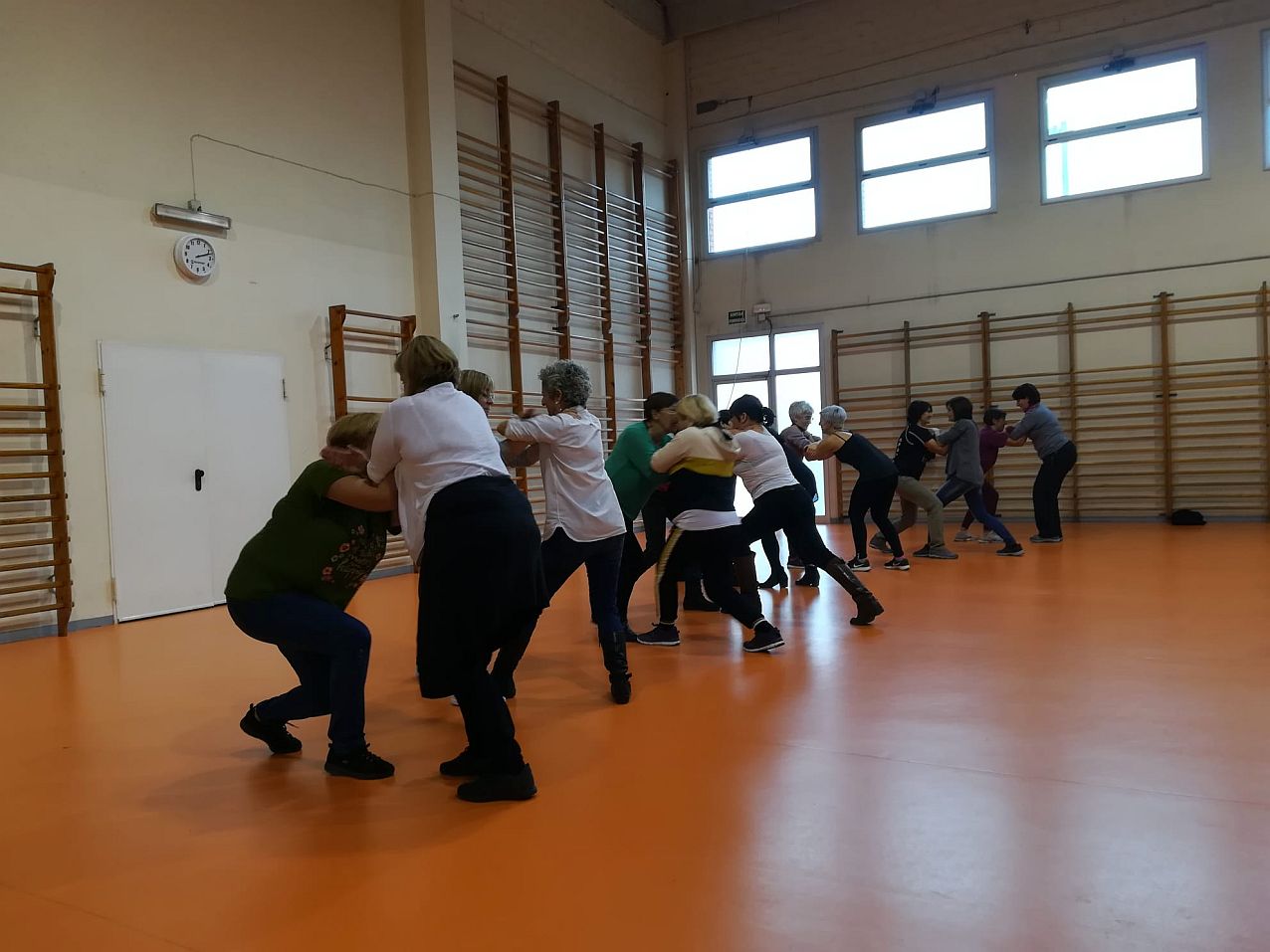 Un moment del taller d'autodefensa feminista