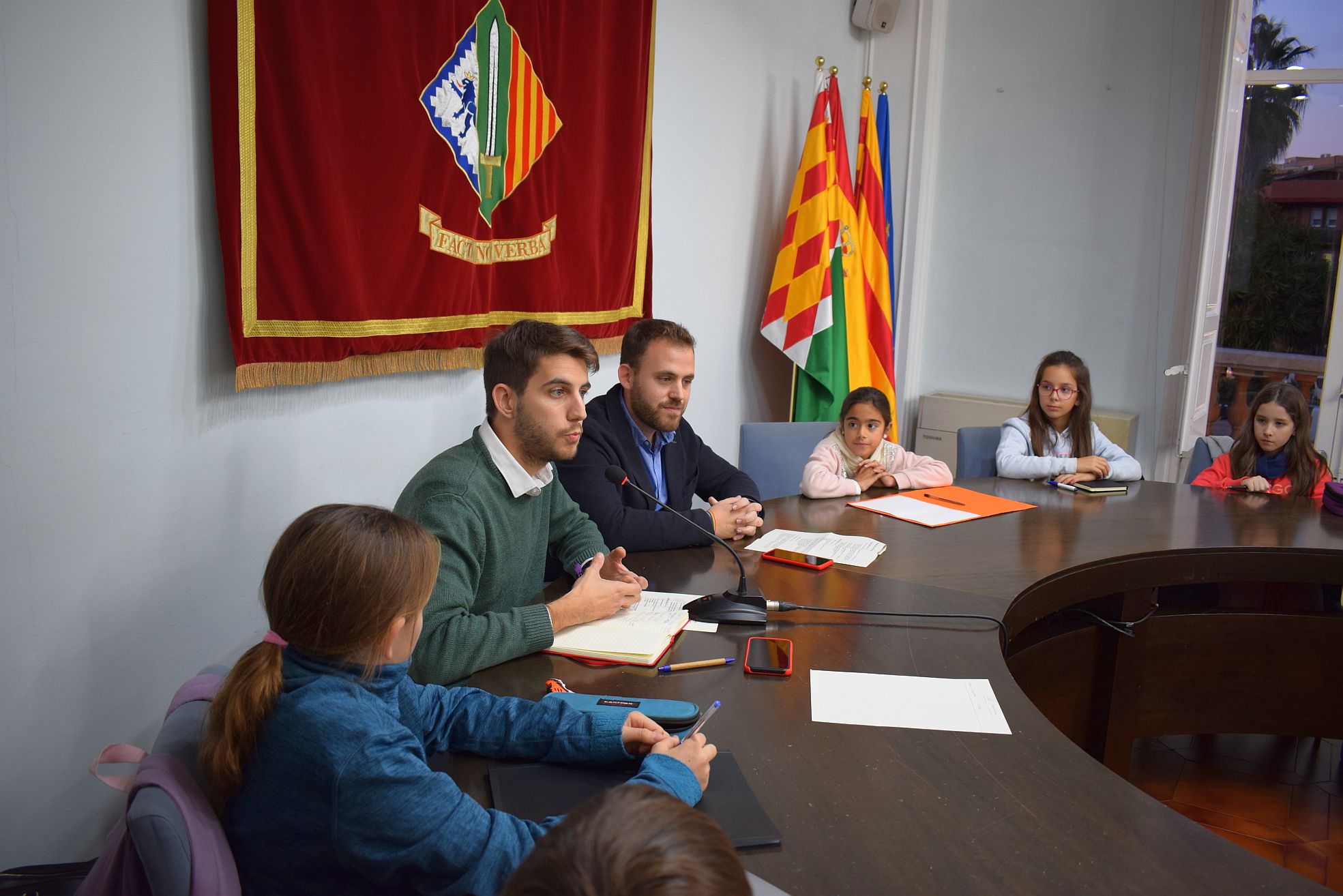 El regidor d'Educació i l'Alcalde s'adrecen als infants del CIAC