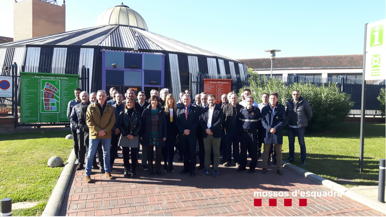 Foto de família de les persones participants a la jornada de treball