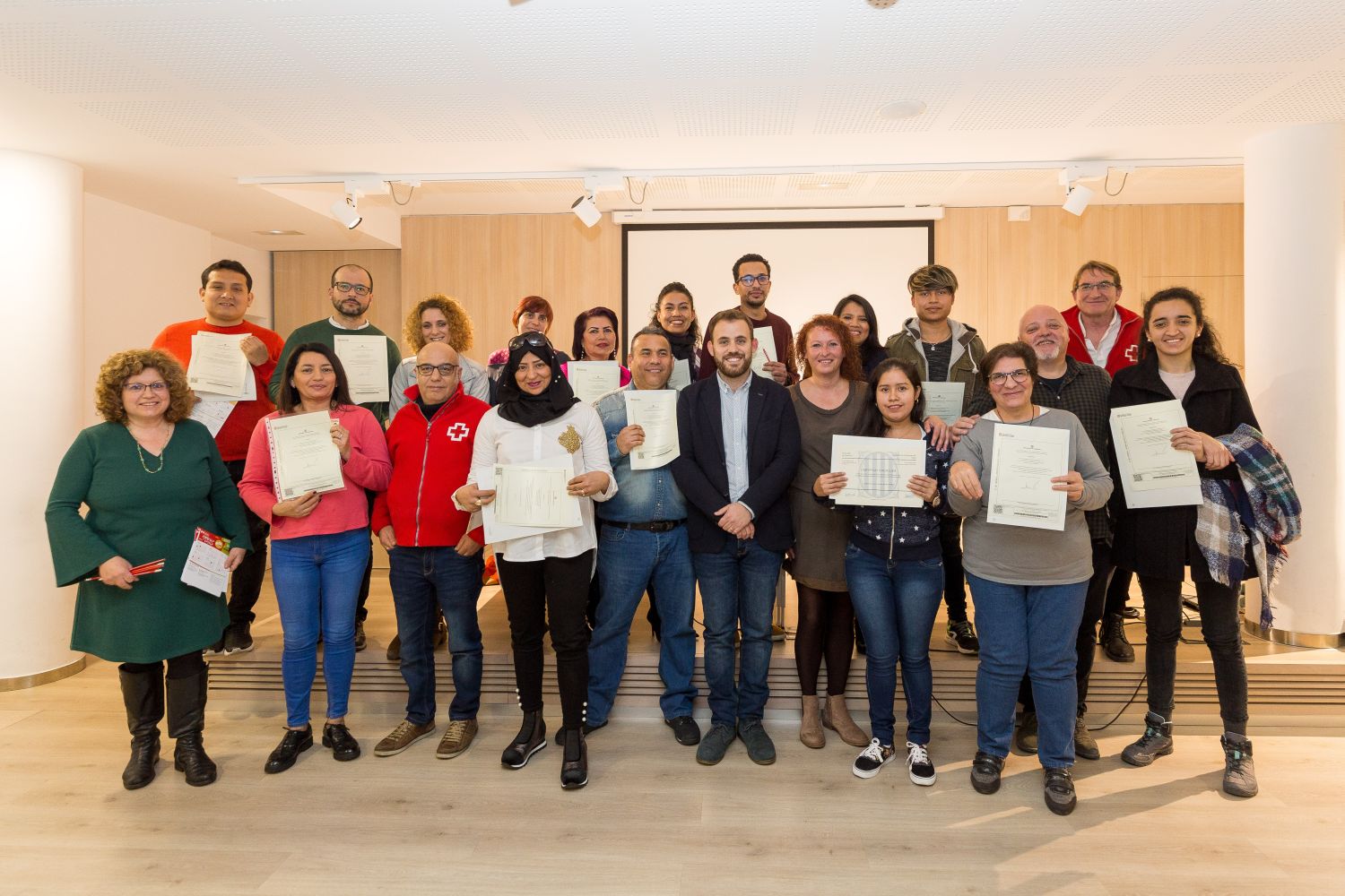 Foto de grup amb les persones que van rebre el certificat