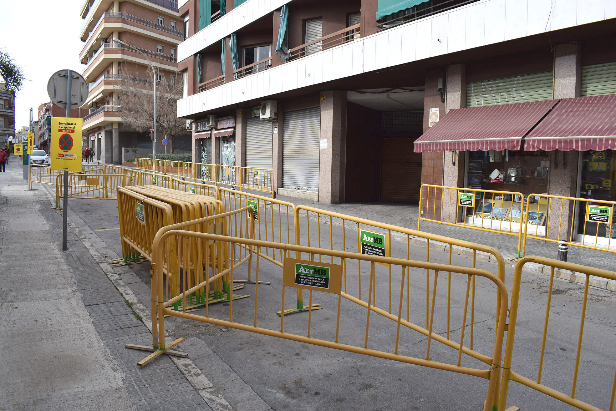 Tanques per les obres al carrer de Santa Marcel·lina