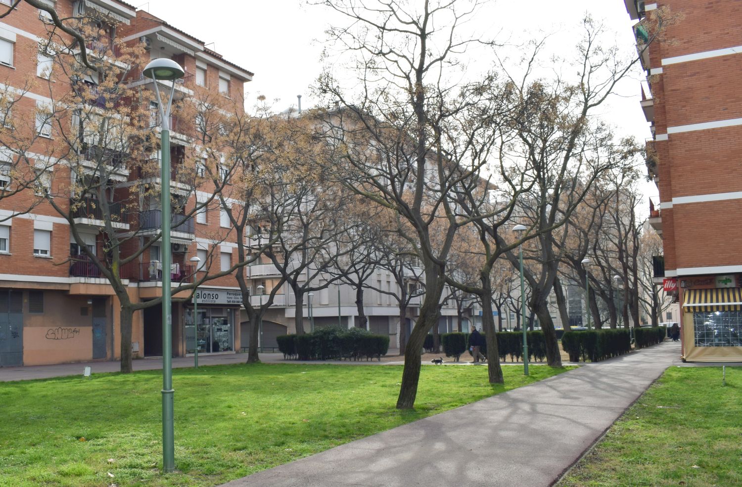 Una de les zones a on s'han substituït els fanals és als passatges dels jardins de l'avinguda Espanya amb avinguda Roma 