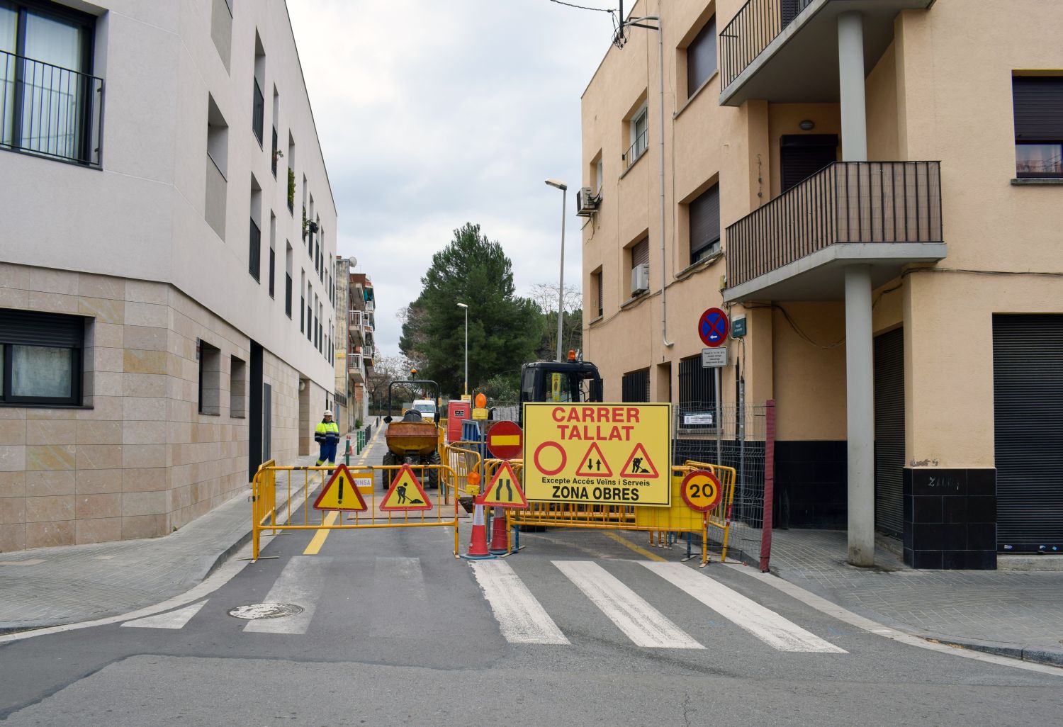 Senyalització de carrer tallat al passatge dels Codonyers