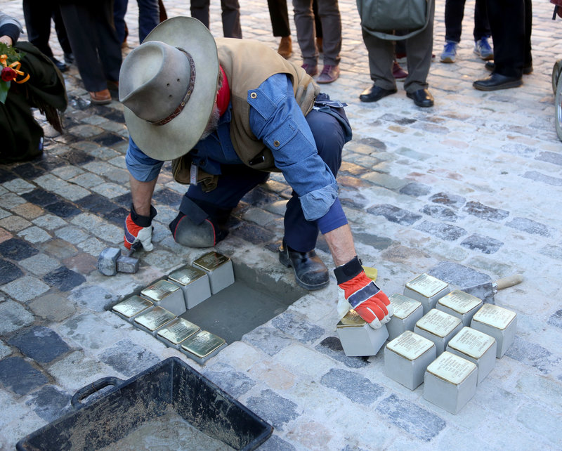 Moment de col·locació de diverses stolpersteine a l'Alt Empordà (foto: El Punt Avui)