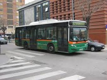 Un bus urbà circulant per Cerdanyola en una fotografia d'arxiu