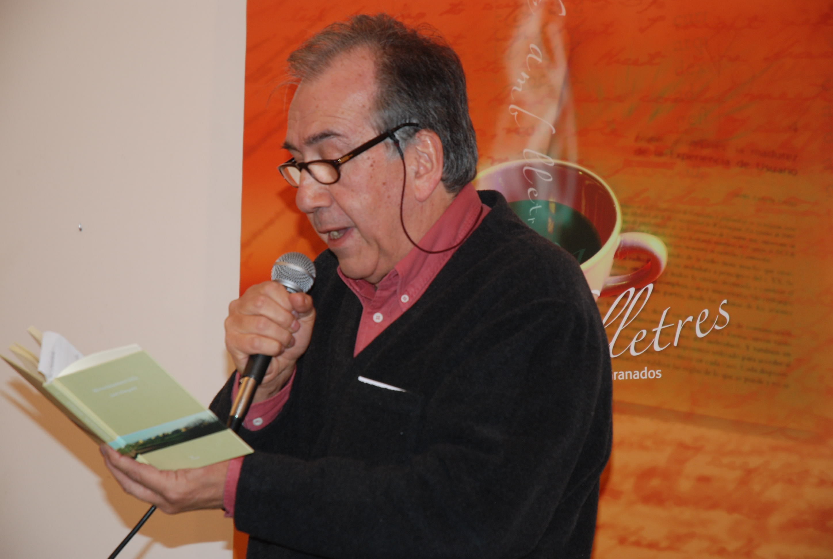 Foto d'arxiu de Joan Margarit en una sessió del Cafè amb lletres