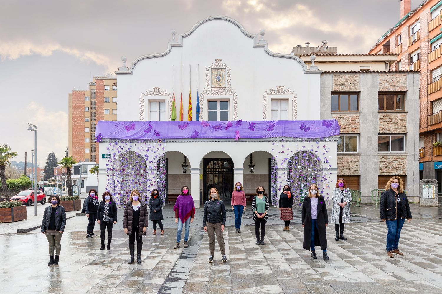 Regidores de l'Ajuntament posant amb la decoració de la pl Francesc Layret amb motiu del 8M