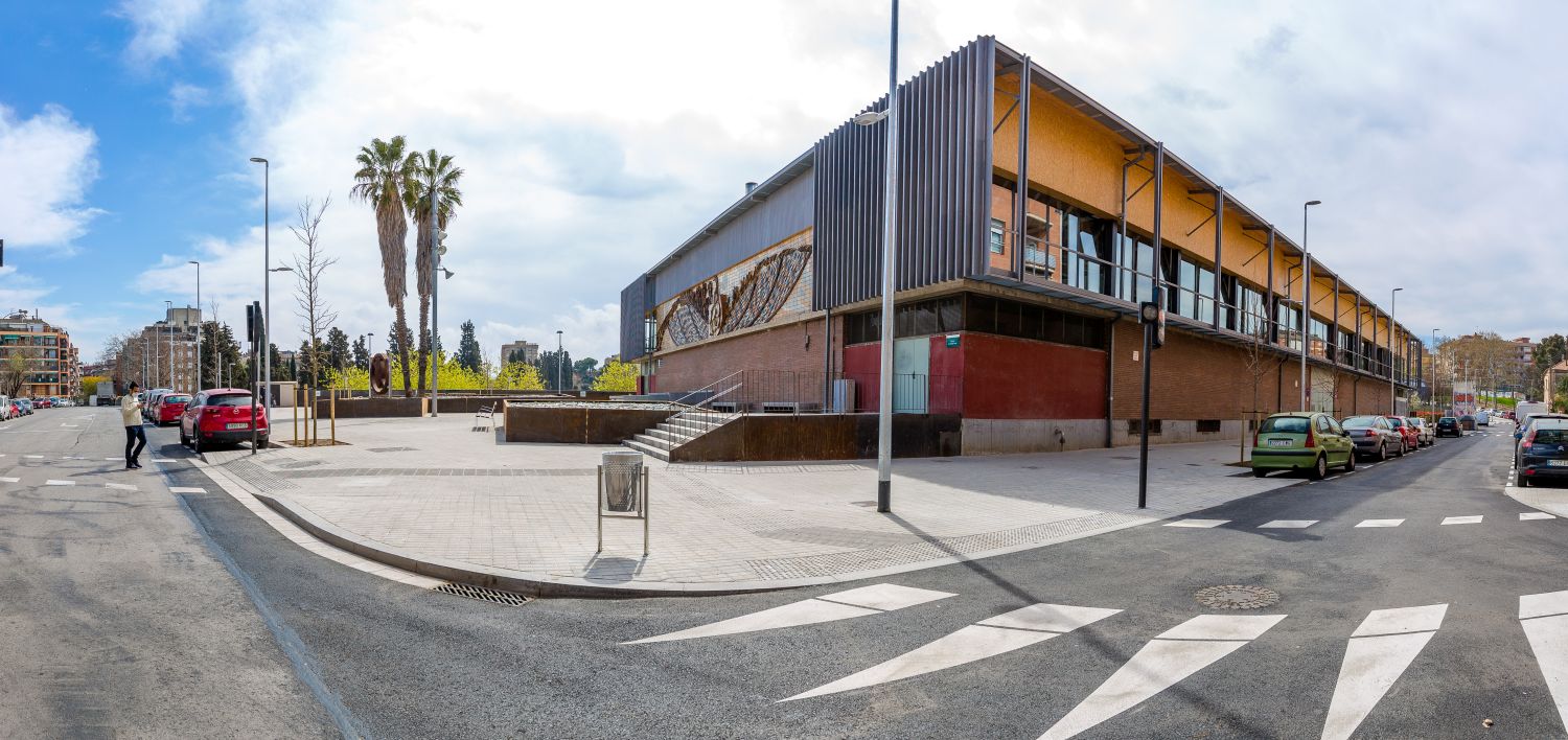 Plaça reurbanitzada entre carrer Santa Anna i Camèlies