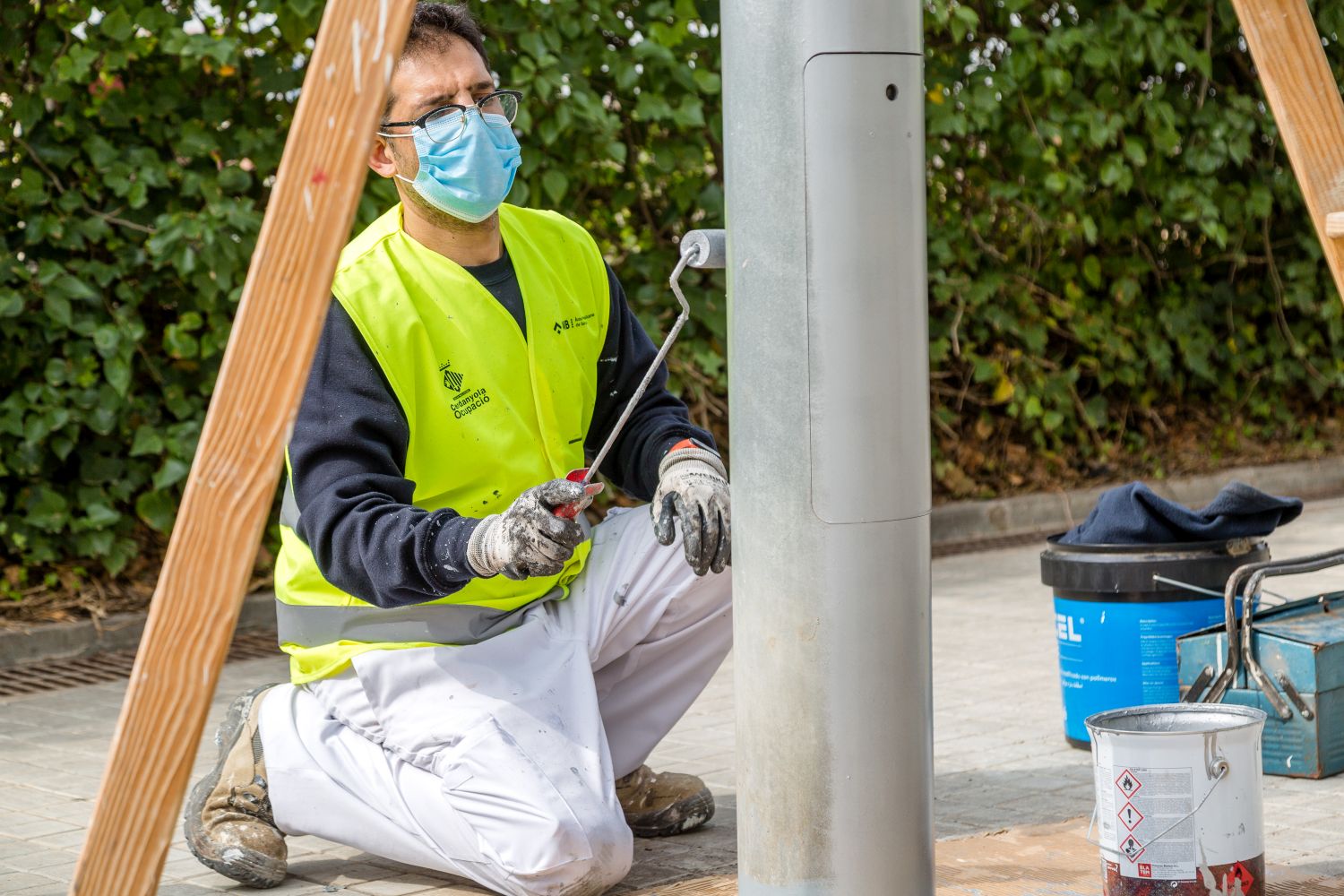 Una de les tasques que realitzen les persones contractades és la de pintar fanals