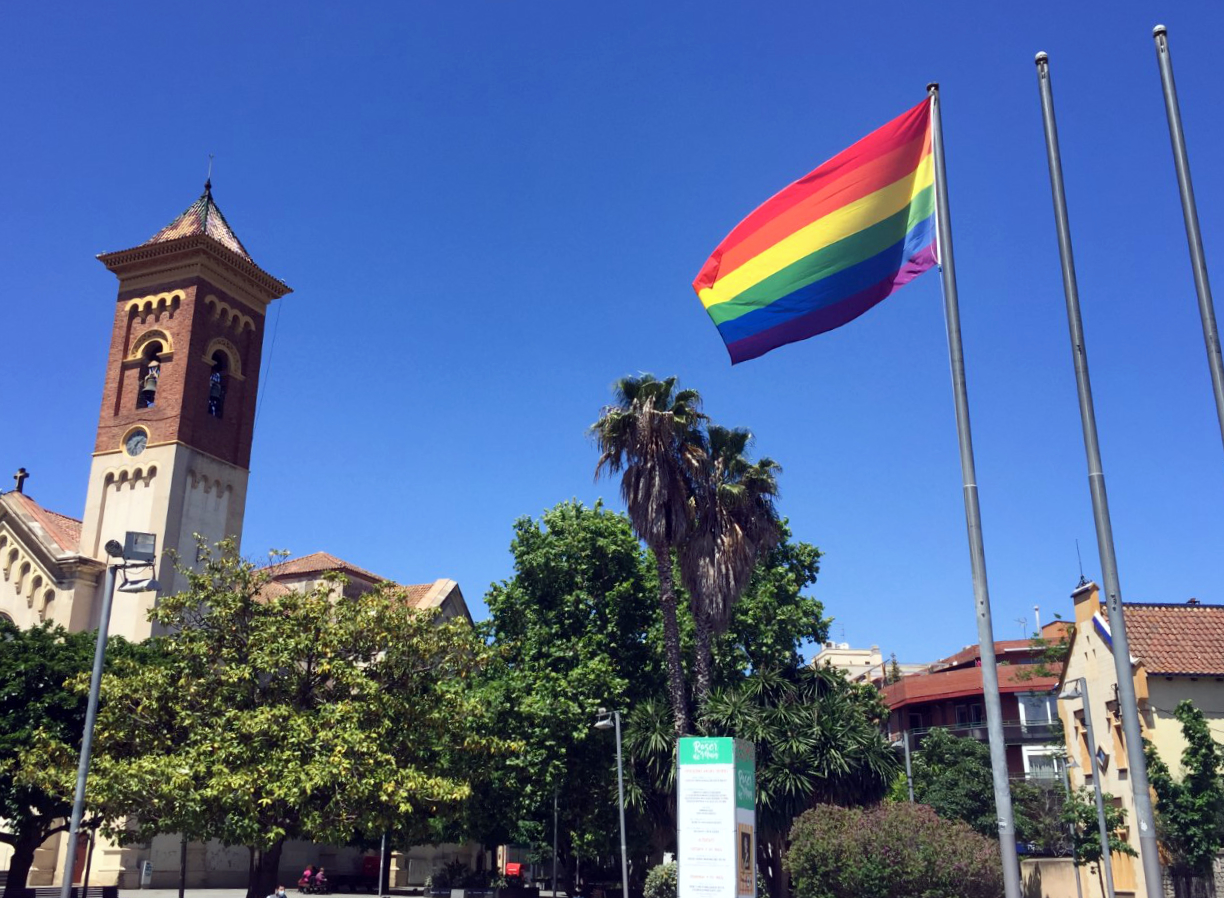 Avui, 17 de maig, la bandera LGTBIQ està penjada a la plaça de l'Ajuntament