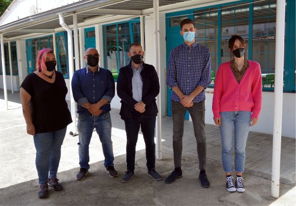 Oscar Pons, Carlos Cordón i David Rodríguez amb les coordinadores de l'Estiu Jove i Casal d'Estiu