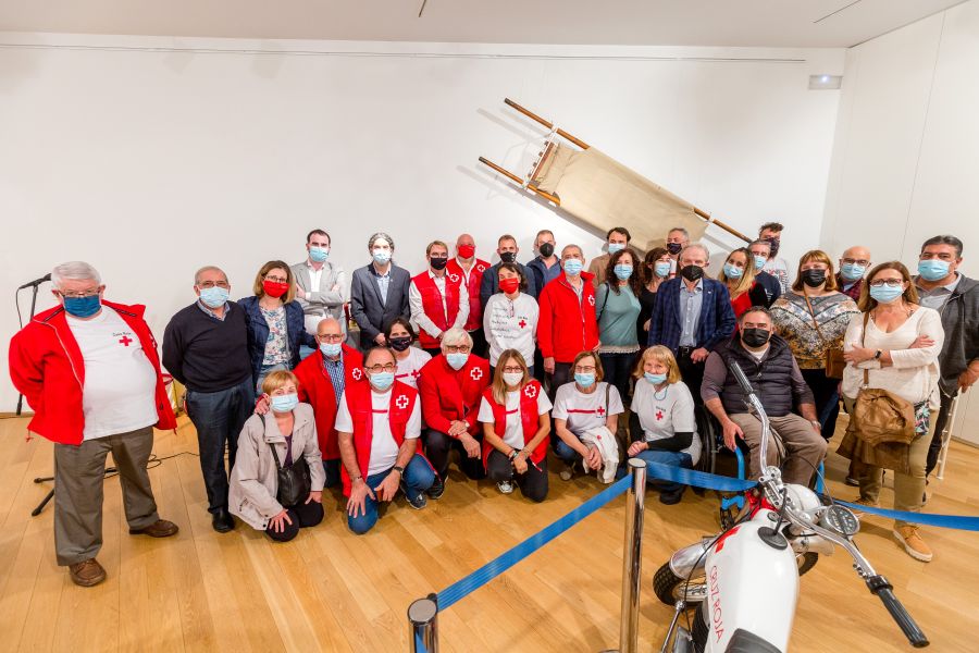 foto de grup inauguració expo Creu Roja