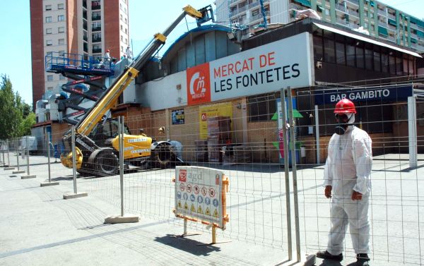 Intervenció per a la retirada de plaques de fibrociment a la teulada del mercat Fontetes l'estiu 2016
