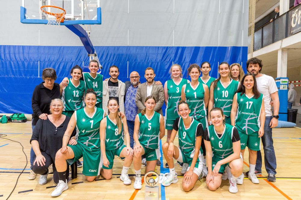 Primer equip del CBF Cerdanyola amb la copa de campiones de Copa Catalunya