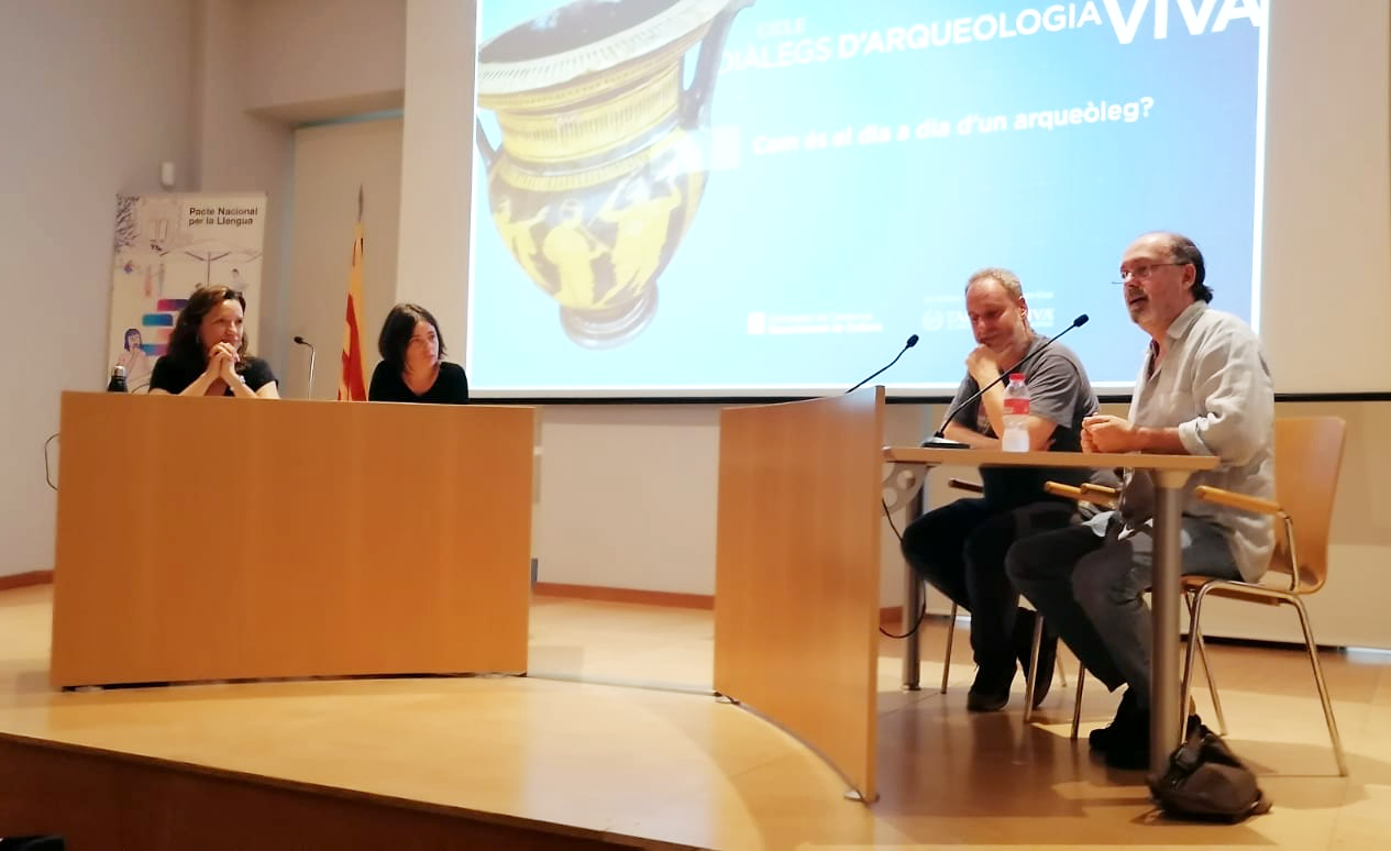 Joan Francès, intervenint al col·loqui Com és el dia a dia d’un arqueòleg? Joan Francès, intervenint al col·loqui Com és el dia a dia d’un arqueòleg?