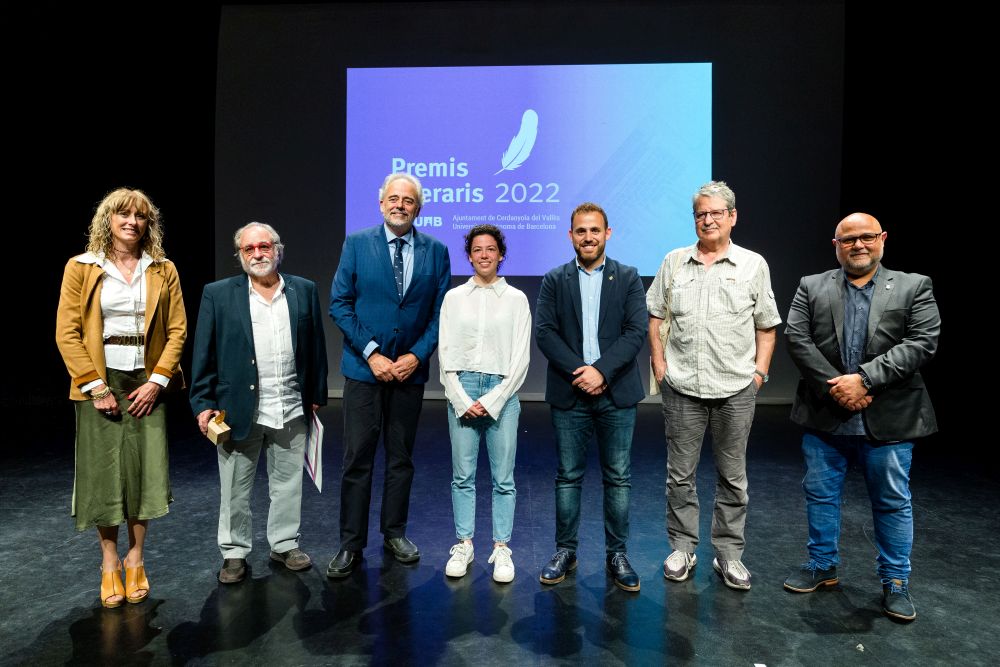 Foto de família amb els guanyadors/es Premis Literaris i autoritats