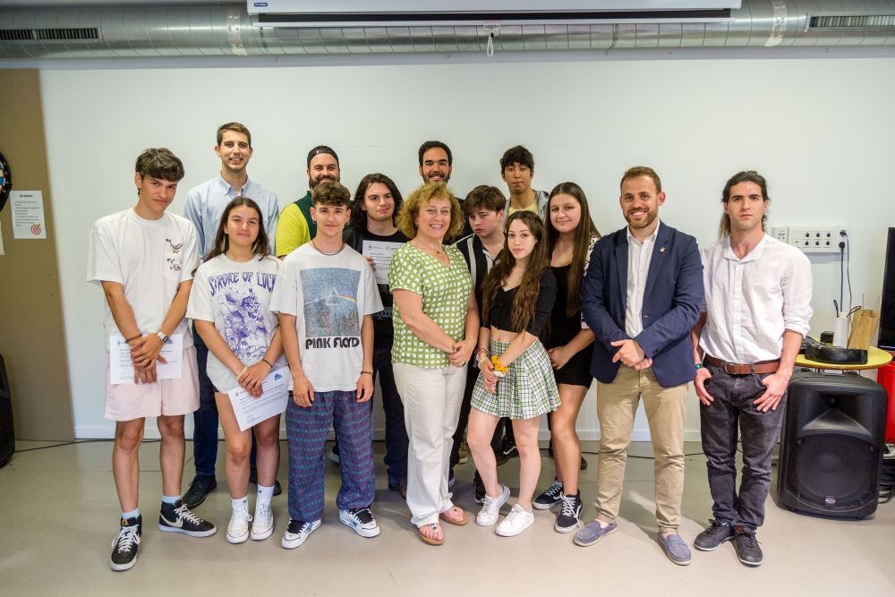 Foto de família dels joves participants al curs