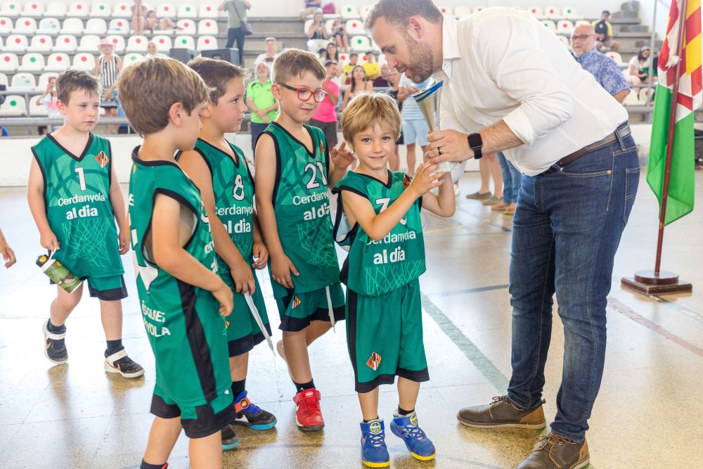 L'alcalde, Carlos Cordón, lliurant el trofeu a un dels equips participants