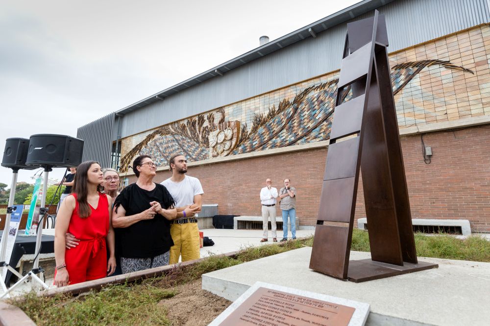 La família d'Amadeu Comas en el moment de descobrir l'escultura en record de les persones de Cerdanyola deportades
