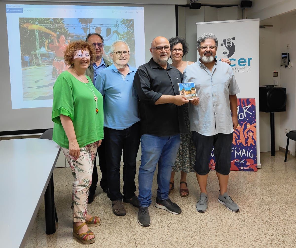 Moment del lliurament del premi del VI Concurs Fotogràfic d'Instagram de la Festa del Roser de Maig. Foto cedida per Afocer