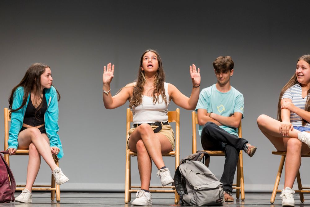 Mostra Teatre Instituts 2022. Moment de la representació de l'obra 'In-Decisión'