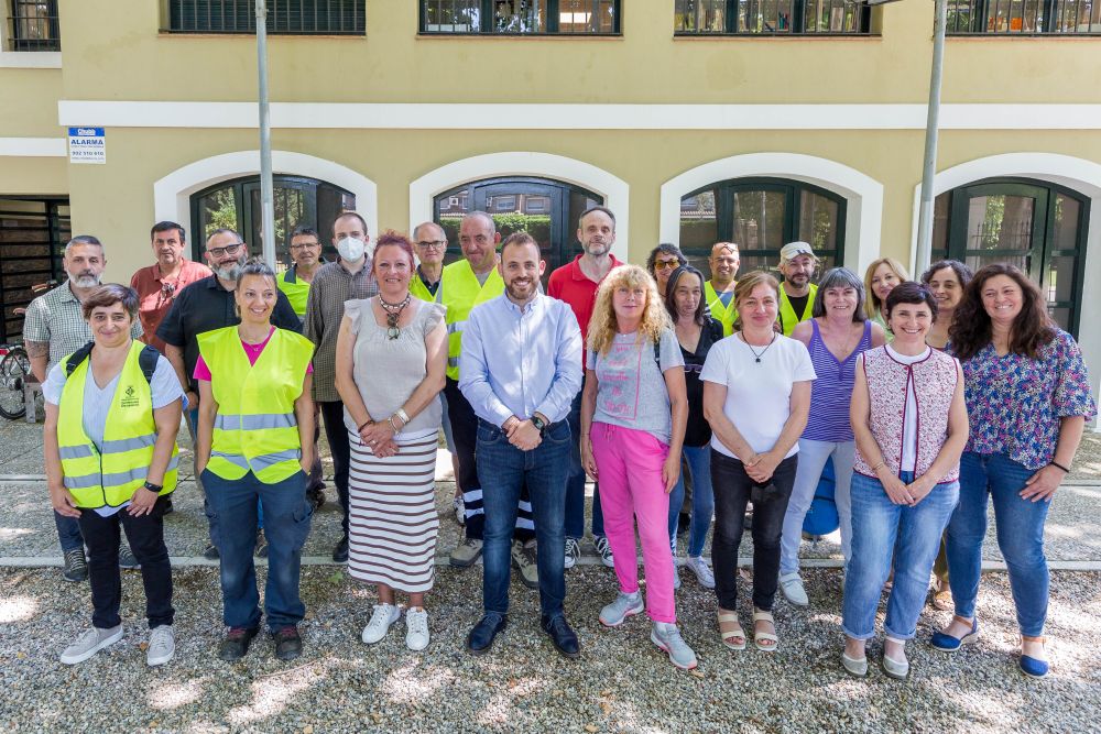 Foto de les persones contractades i personal tècnic de l'Ajuntament amb l'alcalde i la regidora