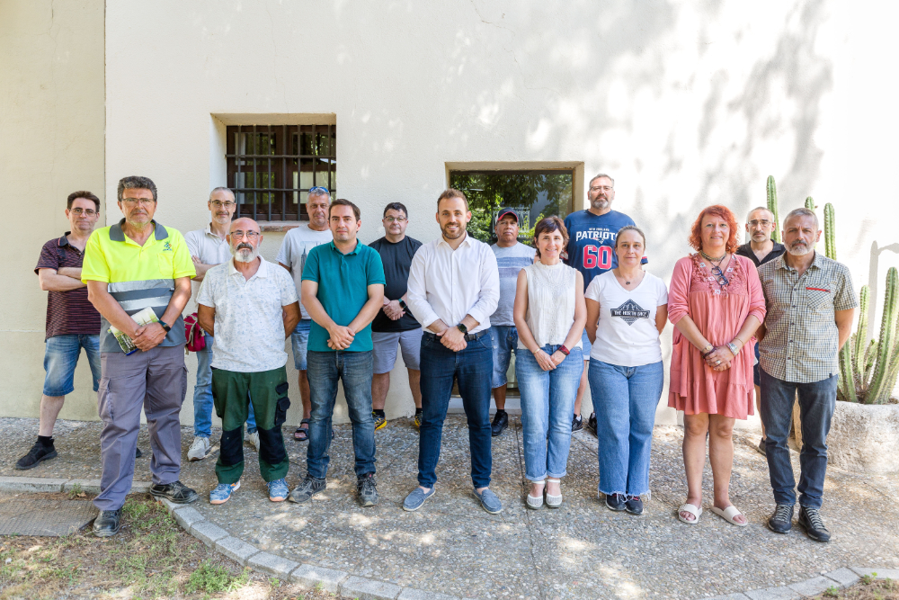 Foto de les persones del Pla Local d’Ocupació amb l'alcalde i la regidora