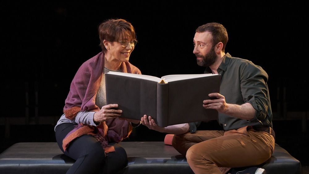 Escena de l'obra 'L'Oreneta' amb Emma Vilarasau i Dafnis Balduz