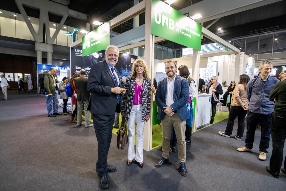 Javier Lafuente, Rosa Maria Sebastián i Carlos Cordón a l'estand que la UAB té a l'Smart City