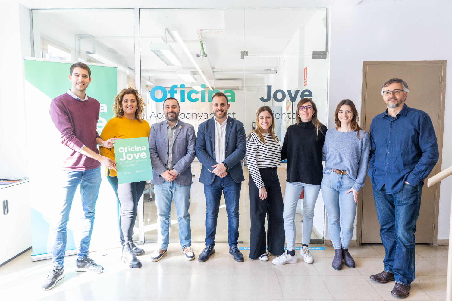 Foto de familia de la presentació de l'Oficina Jove