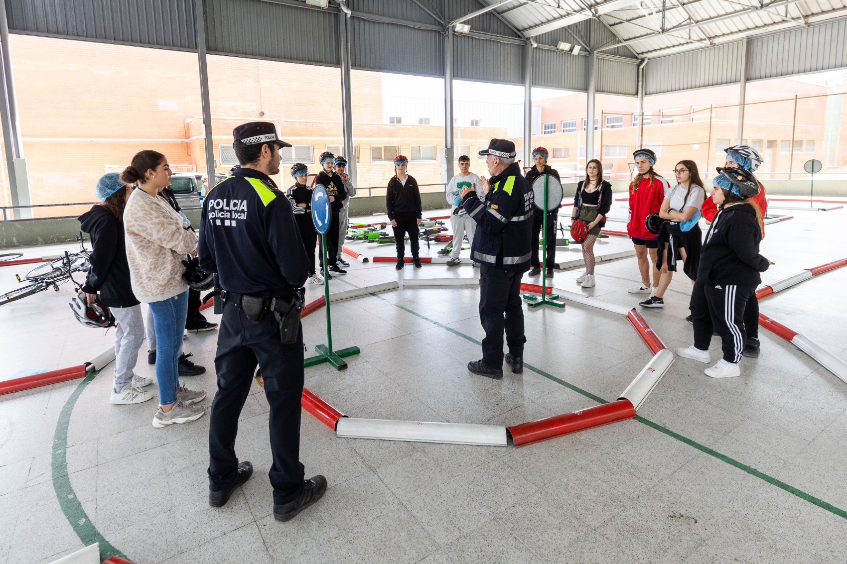 Alumnat de 3r i 4t d'ESO realitza l'activitat 'Circulem en patinet elèctric'