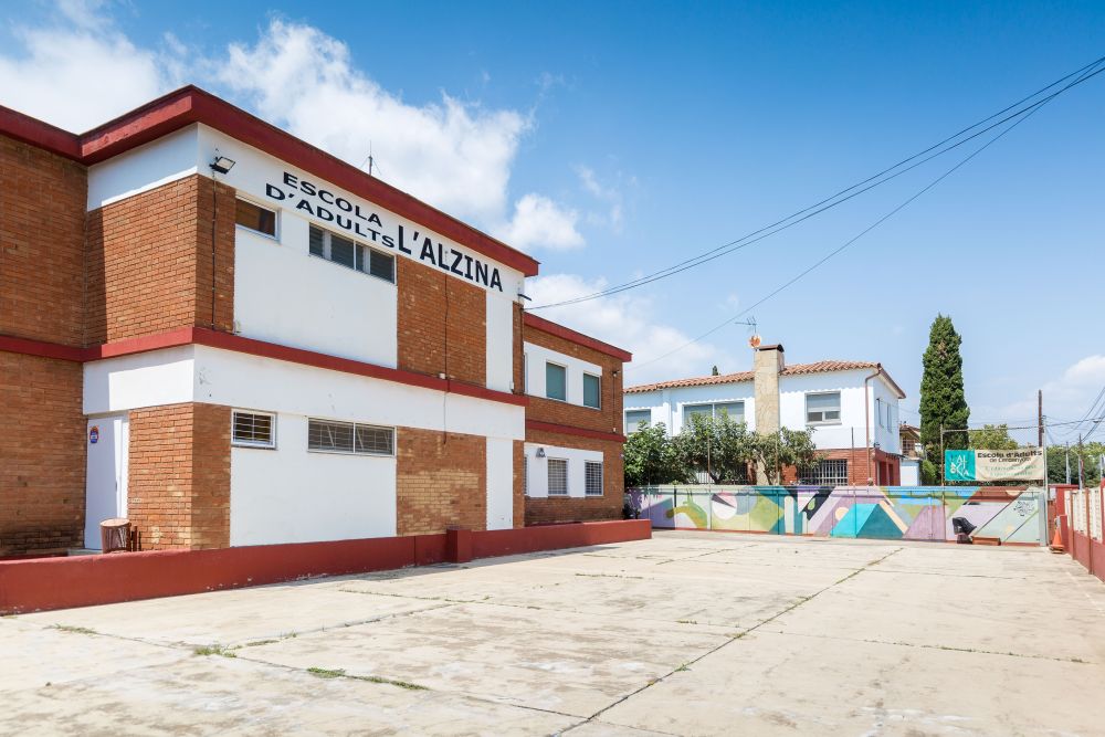 Façana del Centre de Formació d'Adults L'Alzina de Cerdanyola