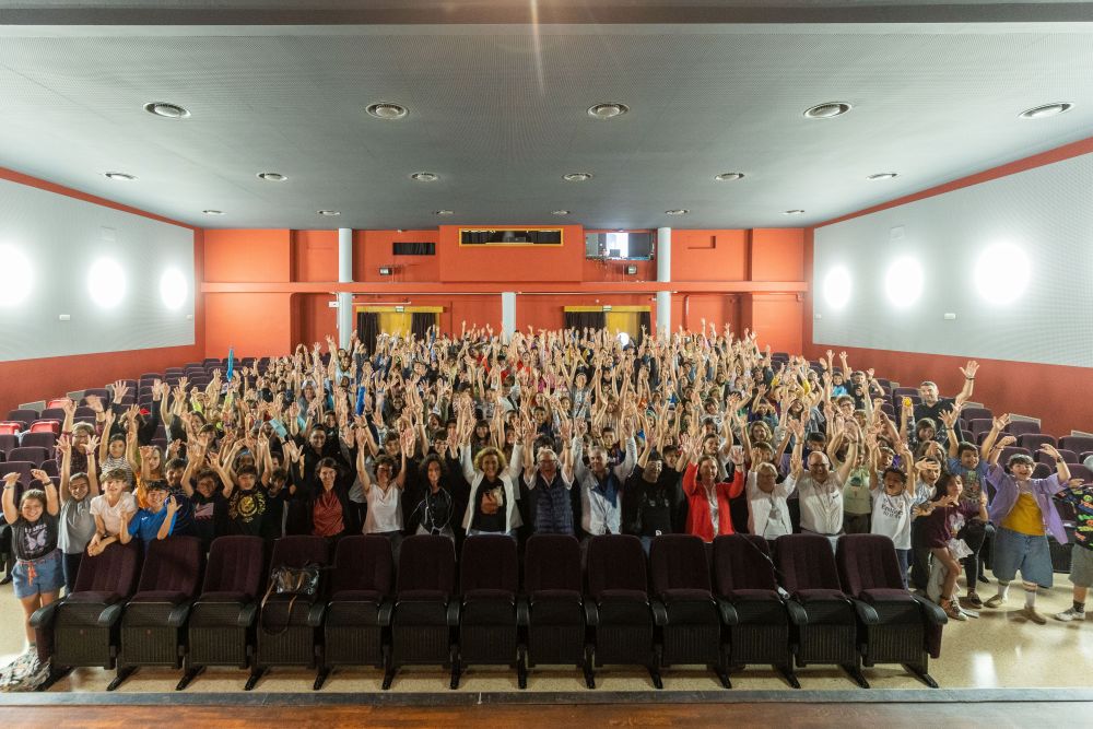 Foto de família de tot l'alumnat que ha participat al projecte Cultura Emprenedora a l'Escola