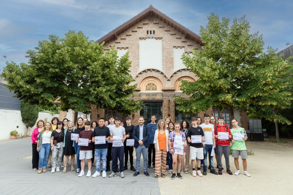 Fotografia de família amb alumnat, empreses, professorat i autoritats