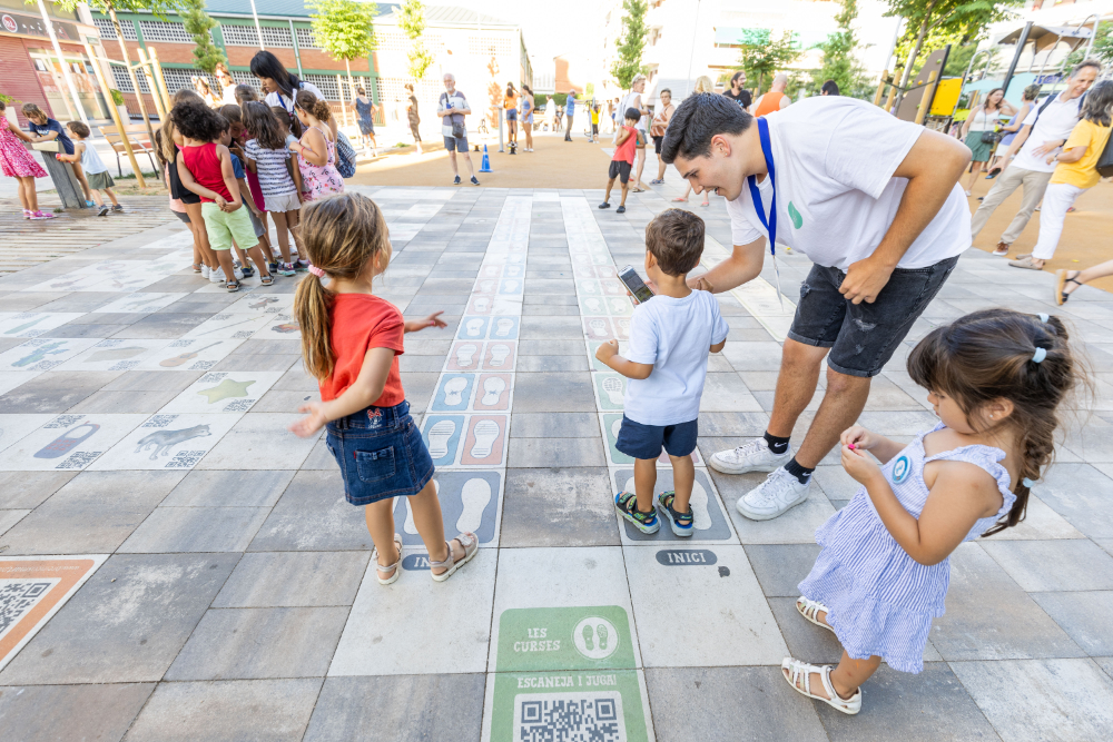 moment de l'activitat al parc infantil de la plaça Doctor Moragas