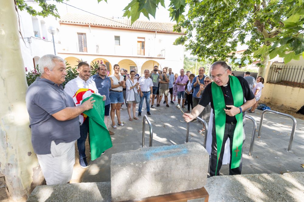 Moment de la descoberta de la pedra commemorativa dels cent anys de Montflorit