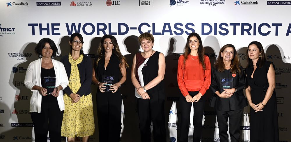 Eulàlia Mimó (esquerra) va ser l'encarregada de recollir la distinció de finalista als premis World-Class District