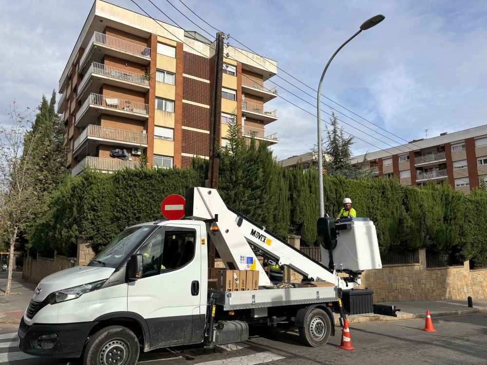 Operaris treballant en el canvi de les lluminàries