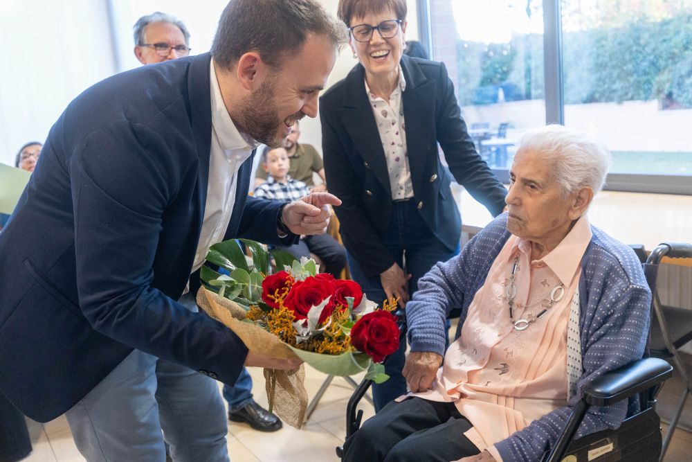 L'alcalde, Carlos Cordón, lliurant un ram de flors a Manuela Isabel Esteban