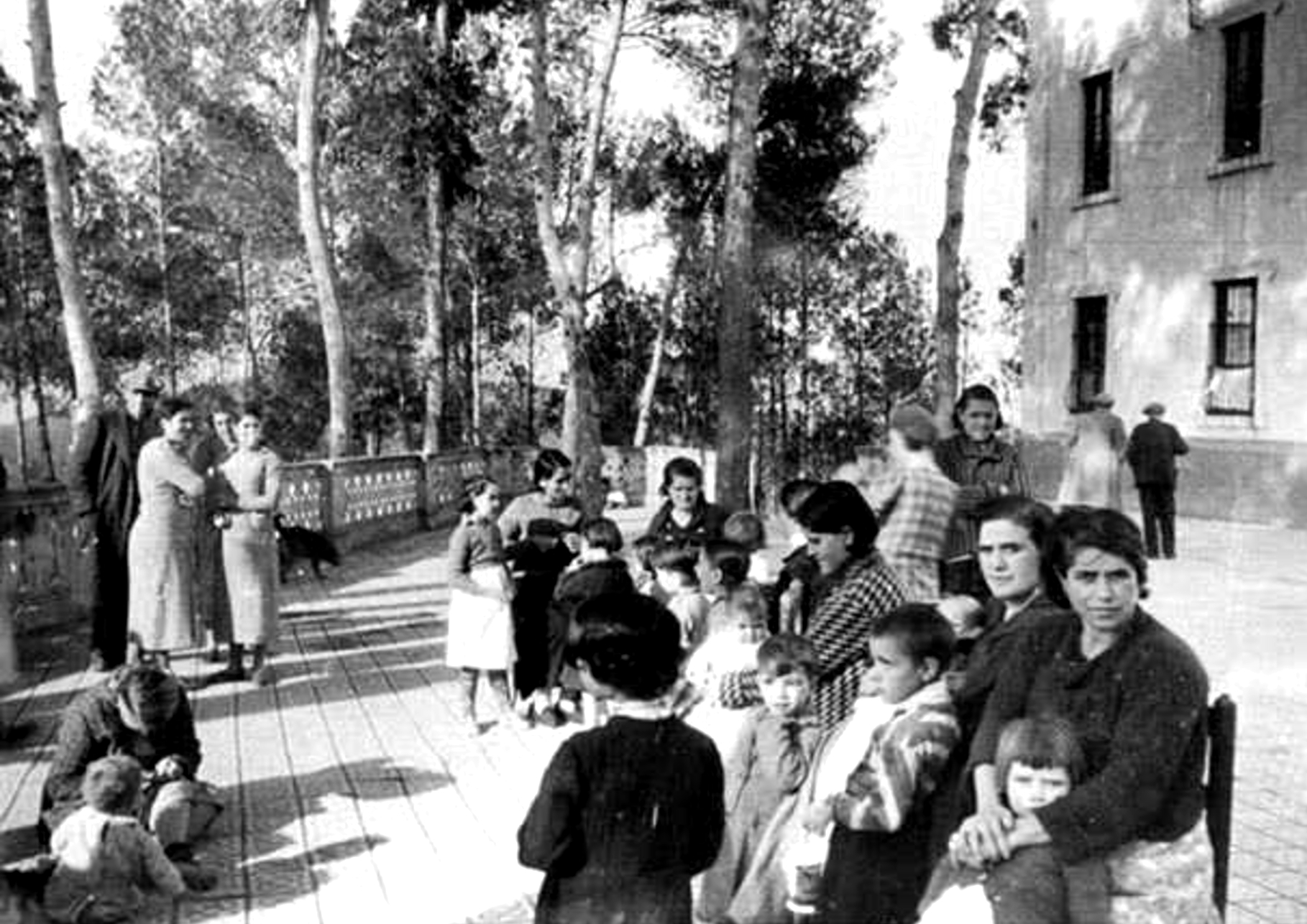 imatge de persones refugiades a les instal·lacions de la Cooperativa de Flor de Maig, a Collserola