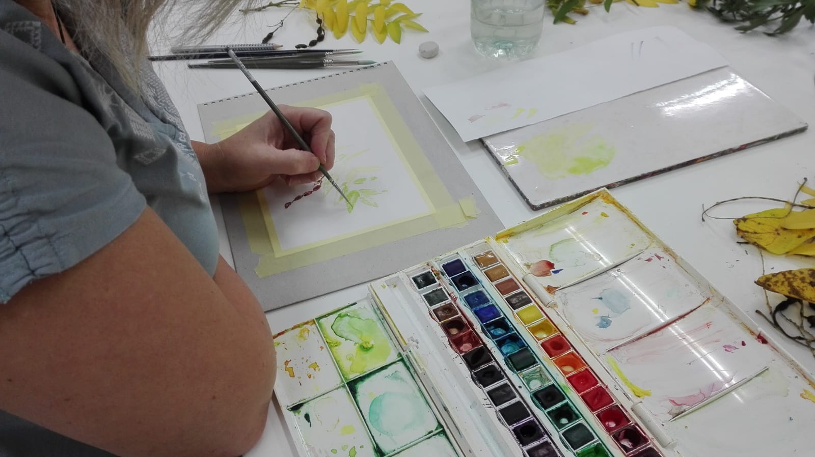 imatge pintant amb tècniques aquoses