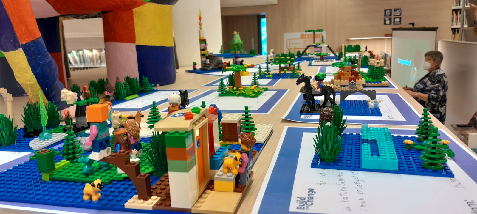 Construccions realitzades al taller del 8 de juliol. Estan exposades a la Biblioteca