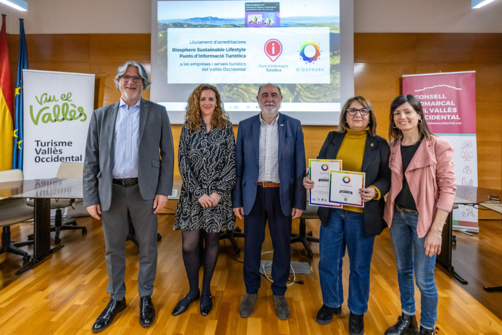 Moment del lliurament del Certificat Biosphere, que el recull la regidora de Museus, Pilar Adell
