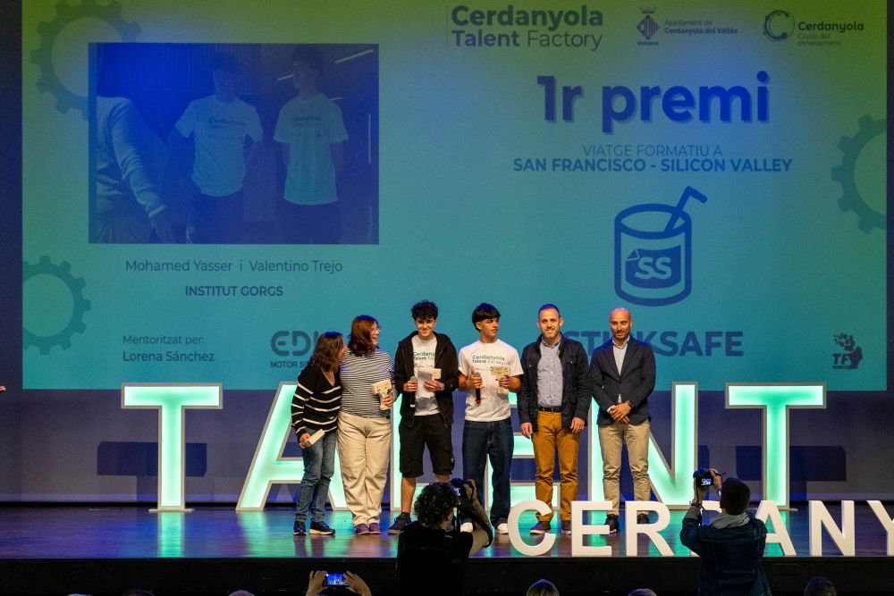 Sticksafe recollint el primer premi del Talent Factory 2025