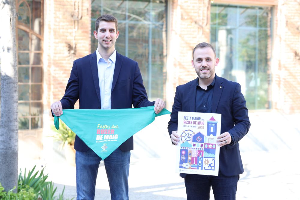 David González amb el mocador i Carlos Cordón amb el cartell de la Festa Major 2025