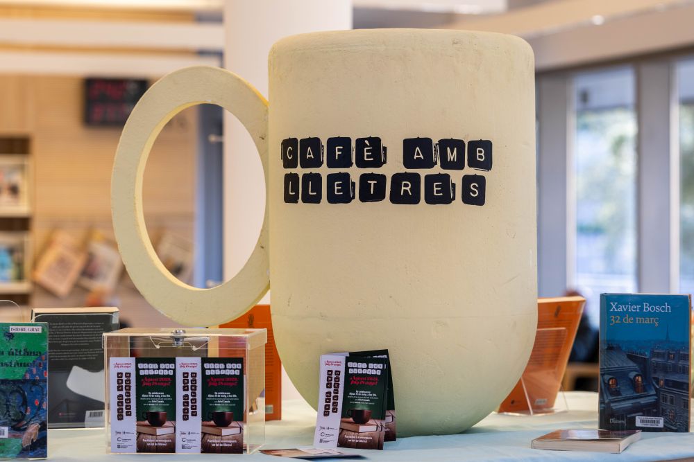 Tassa commemorativa del Cafè amb Lletres a la Biblioteca