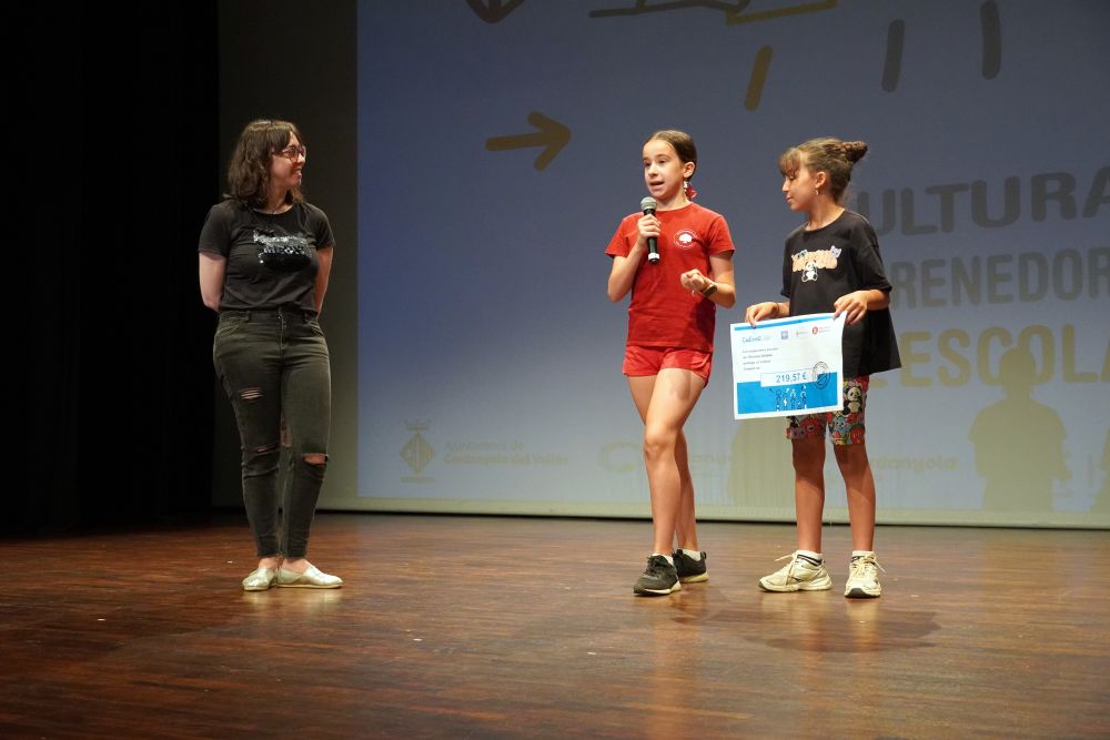Moment de lliurament d'un dels xecs a ADAC