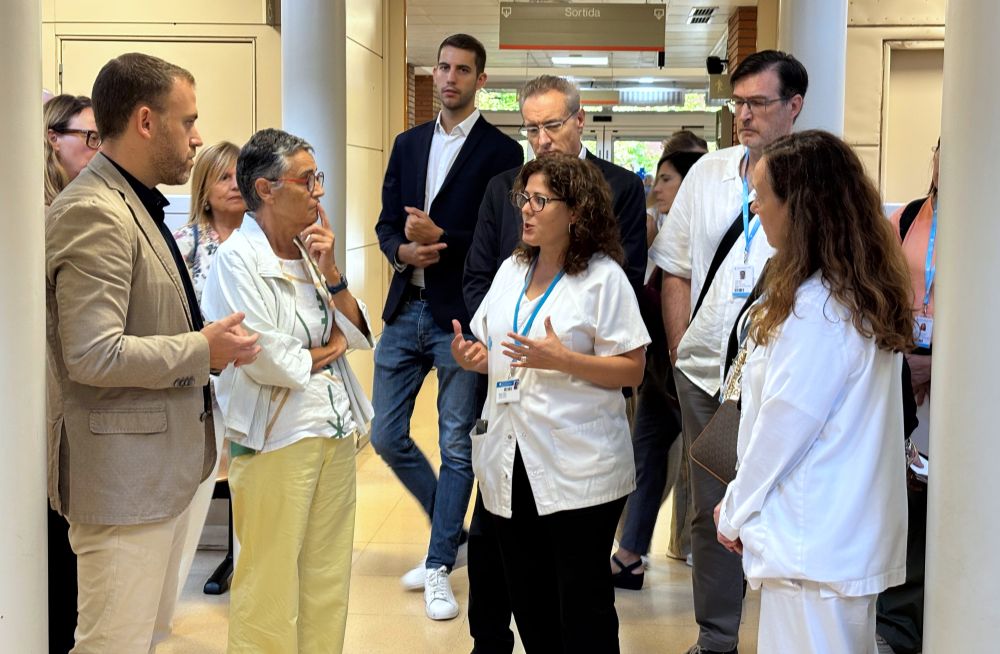 L'alcalde i la consellera de Salut amb la direcció del CAP Serraparera