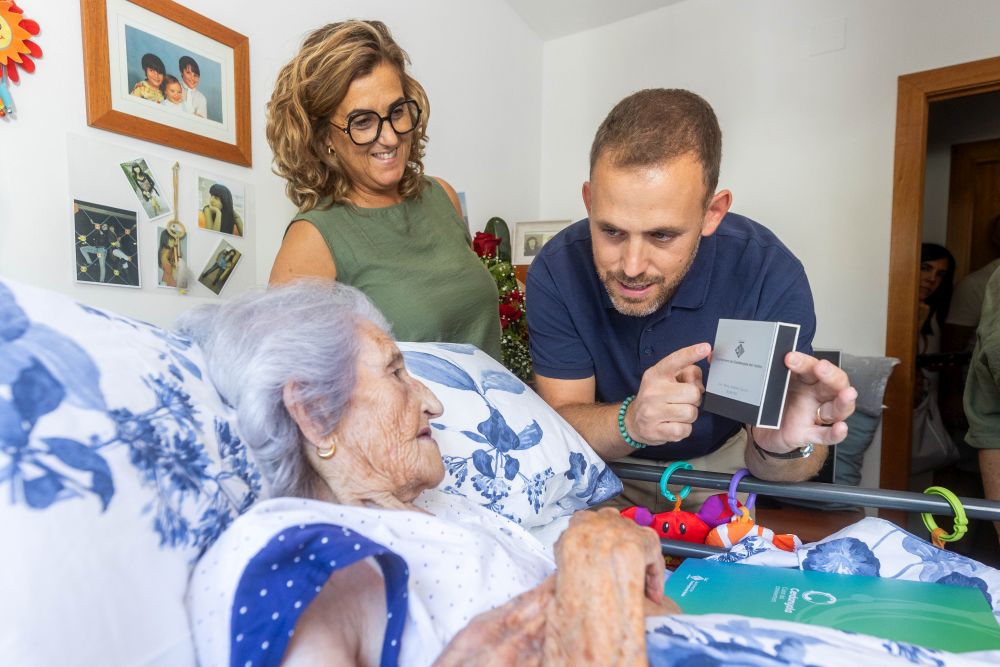 L'alcalde i la regidora de Gent Gran visitant a María Jiménez Garzón amb motiu del seu centenari