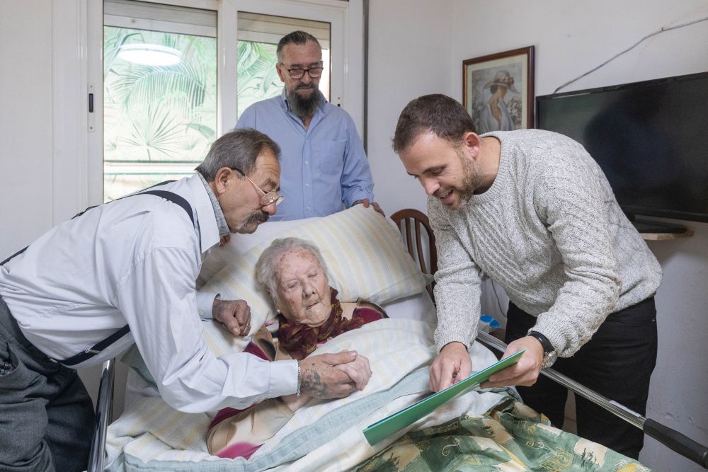 ’alcalde Carlos Cordón, ha visitat la centenària al seu domicili per retre-li homenatge.